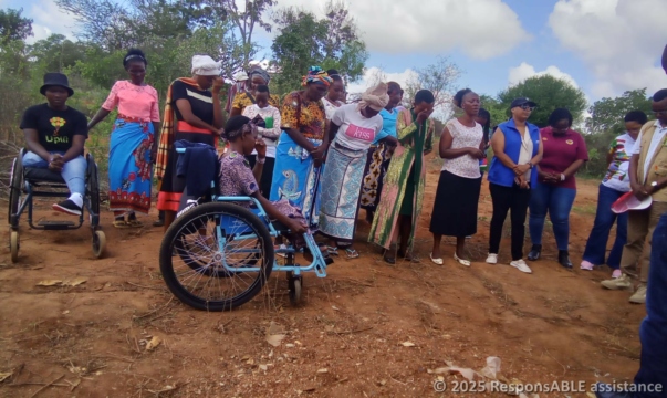 Thanking God for the gift of water. The Kitengela Rotary Club members and Nzembi's community come together.