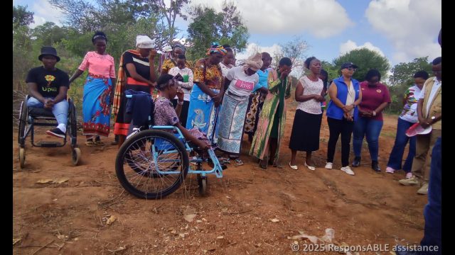 Thanking God for the gift of water. The Kitengela Rotary Club members and Nzembi's community come together.